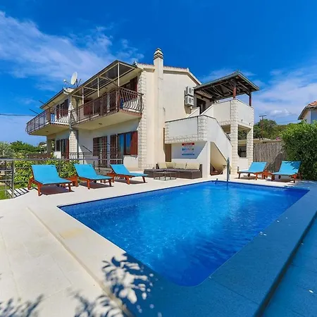 Family Friendly House With A Swimming Pool Vrsine, Trogir - 22668 펜션 *