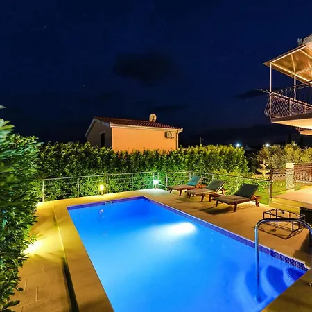 Family Friendly House With A Swimming Pool Vrsine, Trogir - 22668 * 산책길